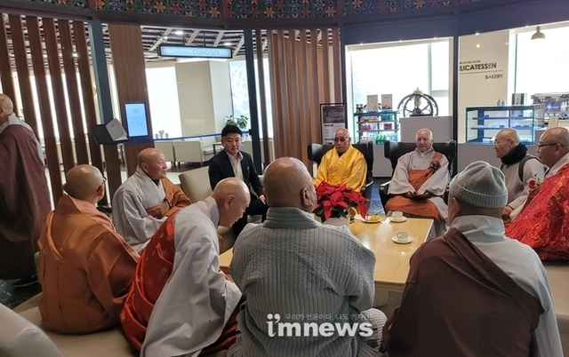 한국기업자산연구원 강태우 대표이사 대한민국 불교 종단 주지 큰스님들과 인사